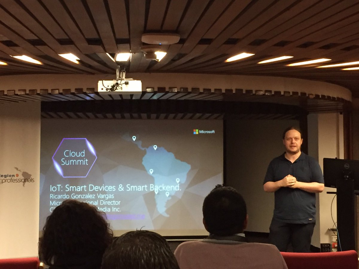 SMARTApps_'s tweet photo. @UPilotoOficial @ieeecolombia @IEEEIoT @IEEEYP #EscuelaTIC #IEEE Conferencia Microsoft IoT. https://t.co/WRJvKo786g