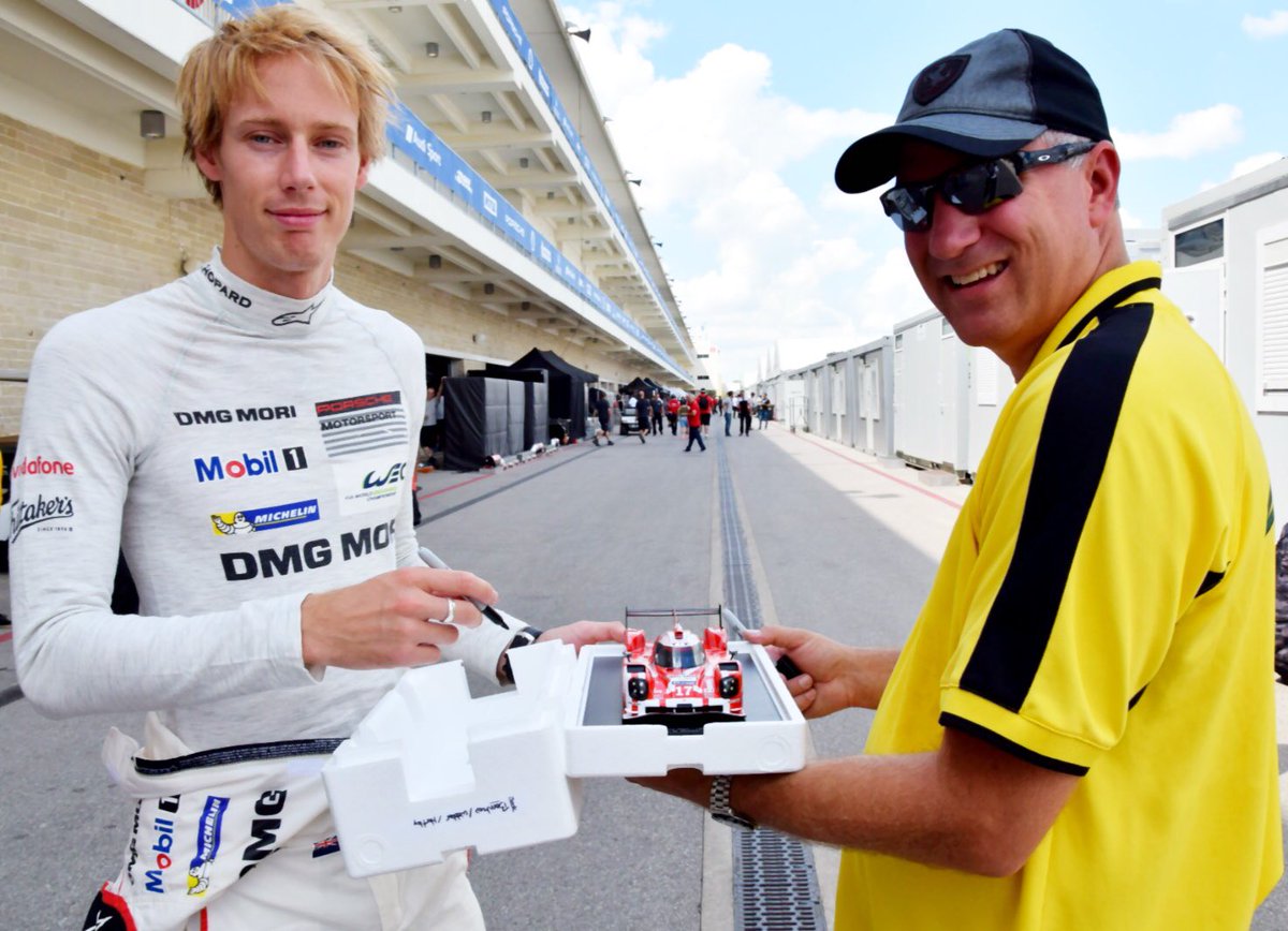 PorscheFormulaE's tweet photo. Signing on his #2015 #LeMans24 @Porsche #919hybrid race car - @BrendonHartley with @FIAWEC fan at #6hCOTA https://t.co/F7QEElzKOi
