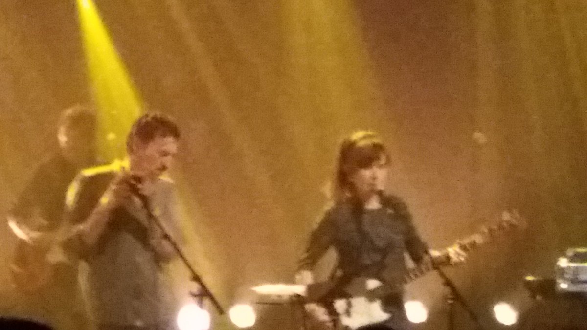 philmanche's tweet photo. Antoine Wielemans (Girls in Hawaii) en invité de Blondie Brownie pour une reprise de Eels https://t.co/RGb4Skmy47
