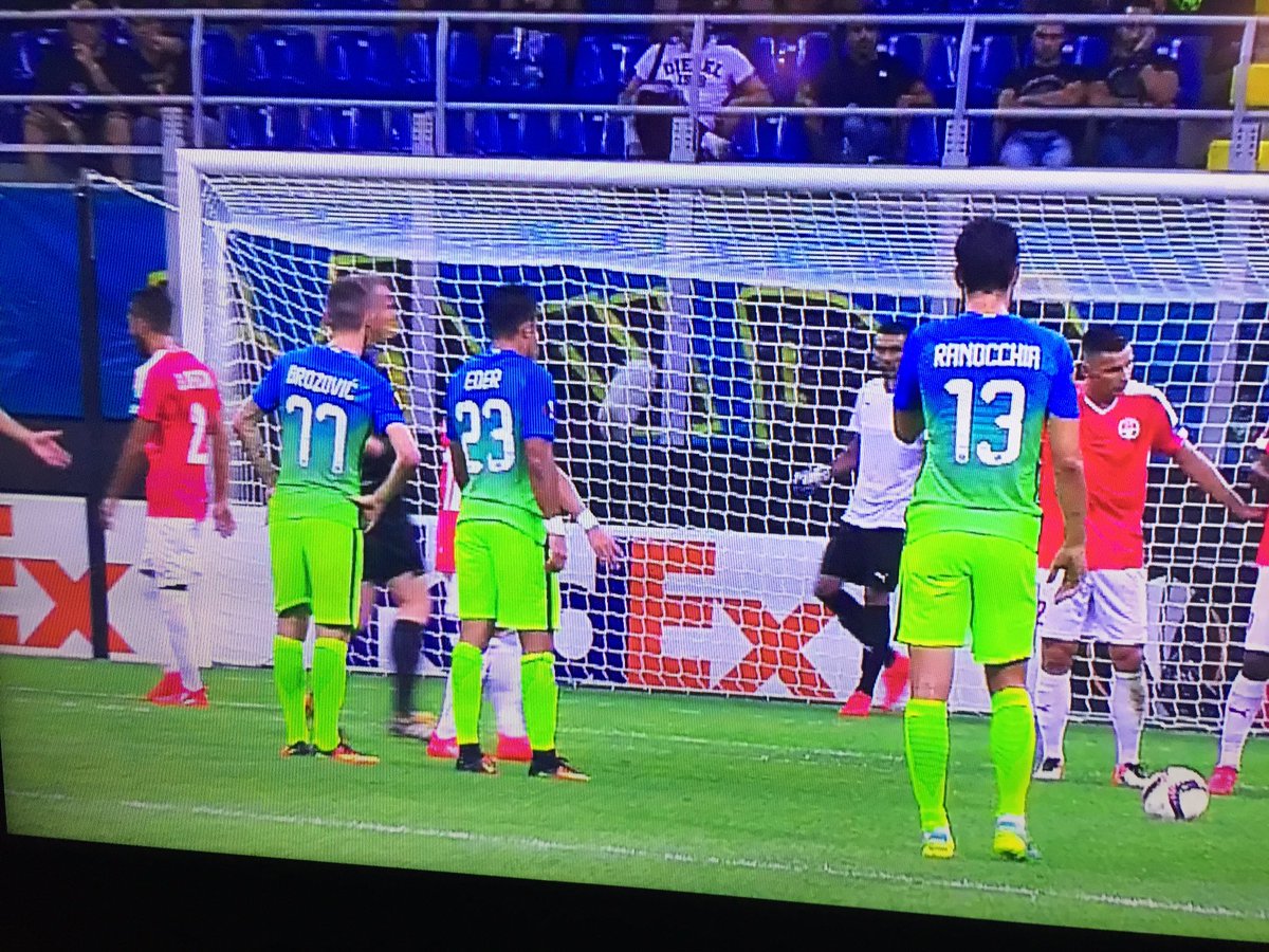 Perché i giocatori della mia squadra sono vestiti come lattine di Sprite? 😳 #InterHapoel #amala <a href="/Inter/">Inter ⭐⭐</a>