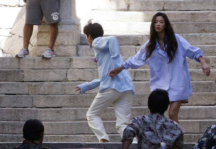 Korseries's tweet photo. อีมินโฮ - จอนจีฮยอน ระหว่างถ่ายทำละคร #TheLegendOfTheBlueSea ที่ประเทศสเปน ออนแอร์ พ.ย.นี้ ช่อง SBS น่าดูมาก!����😆 https://t.co/ZDYEUh30Vq