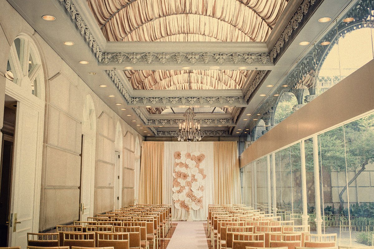 RebeccaHacklWed's tweet photo. Neutrals and blushes for a classic ceremony! #crescenthotel #rebeccahacklweddings #dallasweddings https://t.co/plAoxo92FG
