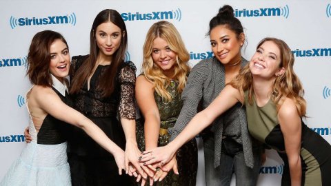pllcrisis's tweet photo. I just wanted to say #ThankYouPLL for these amazing five woman that I can't live without &amp; i love so much 😩😍😭 https://t.co/ROQBqLFCJb