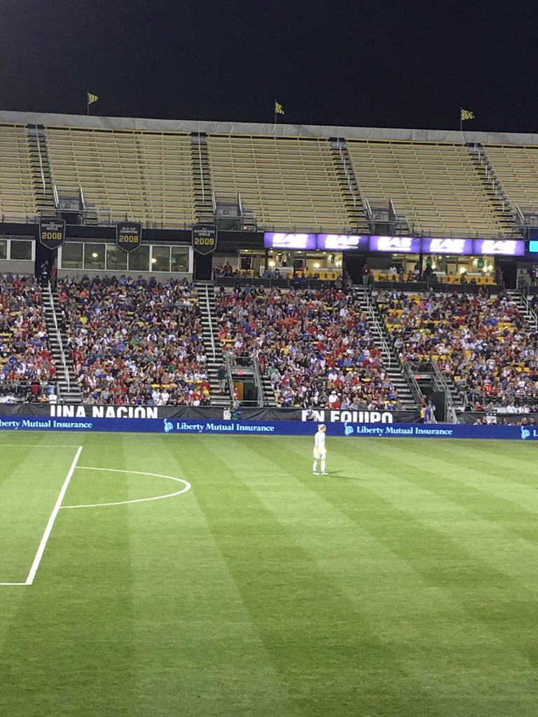 s_aldana19's tweet image. @Ashlyn_Harris playing midfield again😊 #USAvTHA #mutitasking