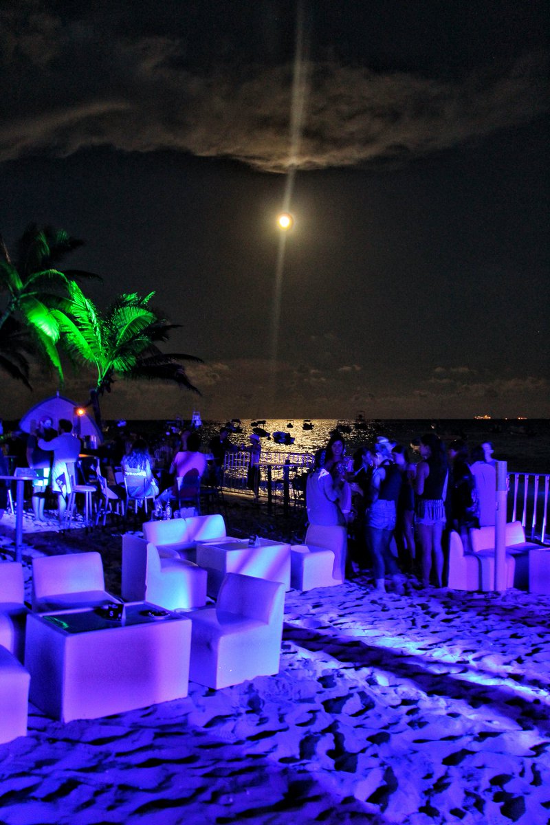 ¡Así comienza la noche en el #Independanza desde <a href="/CanibalRoyal/">CanibalRoyal</a> Playa del Carmen!