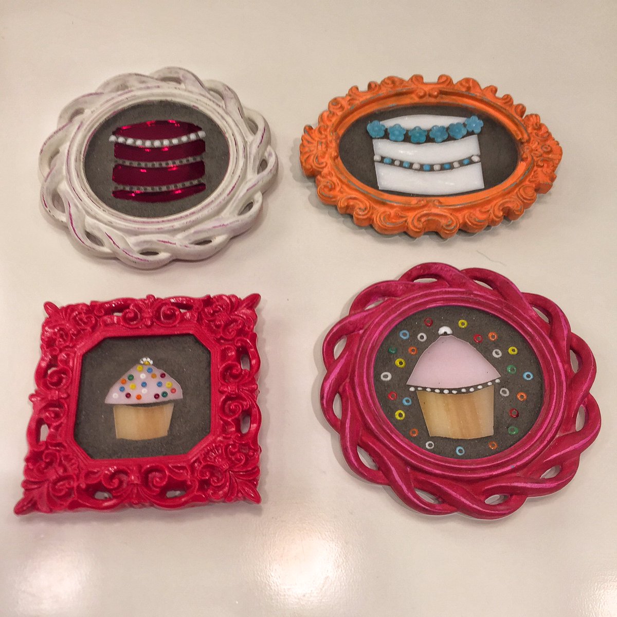 handmadeshowrm's tweet photo. We're celebrating #sweetweekseattle with some baby cakes by @Tint68! #shopseattle #seattleartist #cupcakes #yum https://t.co/e0QQJXjEAq