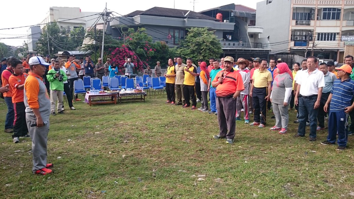 KecKebonJeruk's tweet photo. Senam bersama dan Kegiatan Jumat Bersih bersama Walikota Jakarta Barat di Jl. Greenville Raya Kelurahan Duri Kepa https://t.co/rELL3guZNs