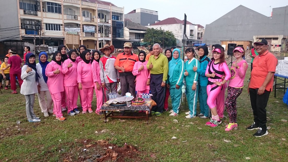 KecKebonJeruk's tweet photo. Senam bersama dan Kegiatan Jumat Bersih bersama Walikota Jakarta Barat di Jl. Greenville Raya Kelurahan Duri Kepa https://t.co/rELL3guZNs