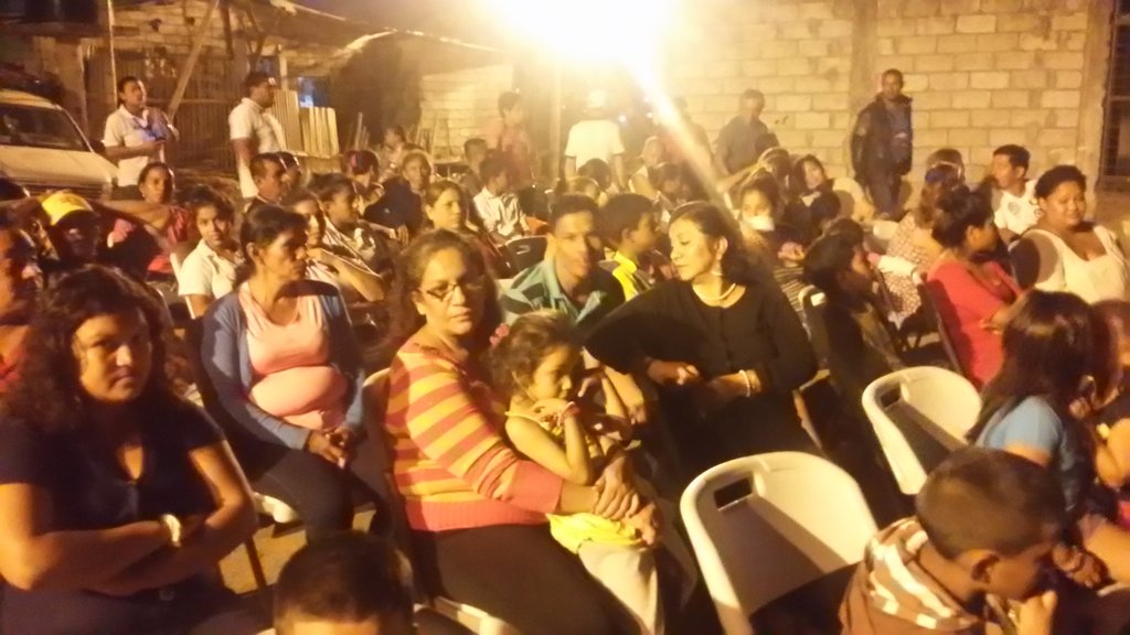 .<a href="/CNEL_EP/">CNEL EP</a> #UnGuayaquil Higinio Pincay representante de #GuerrerosDelFortín recibe la obra de iluminación