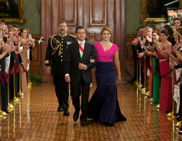 WRADIOMexico's tweet photo. Anuncian que Angélica Rivera "reciclará" vestido en la ceremonia del Grito https://t.co/kiwCByu2xk https://t.co/aHsQVVBcPD