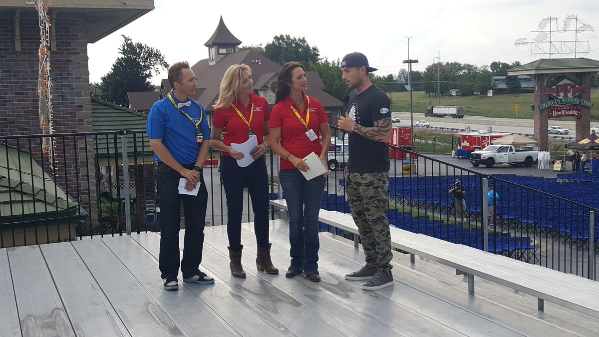 Ozarks_Live's tweet photo. Interviewing one of the performers, @Michaelraymusic. #PFIParty #PartyInTheParkingLot https://t.co/N1hWAvUWKz