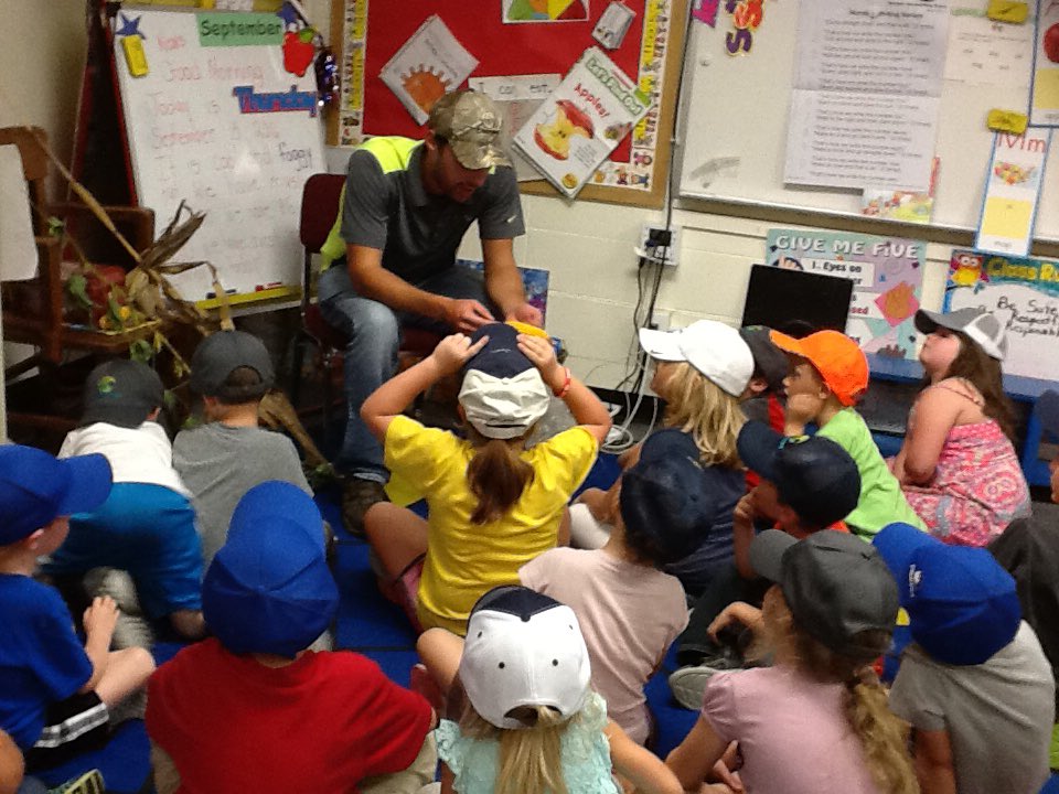 pmoneysunny's tweet photo. @ChannelSeed Talked bout seed,crops, &amp; farm safety with this K class. They are ready for harvest #PlacedToPerform https://t.co/6KFU4fcpjZ