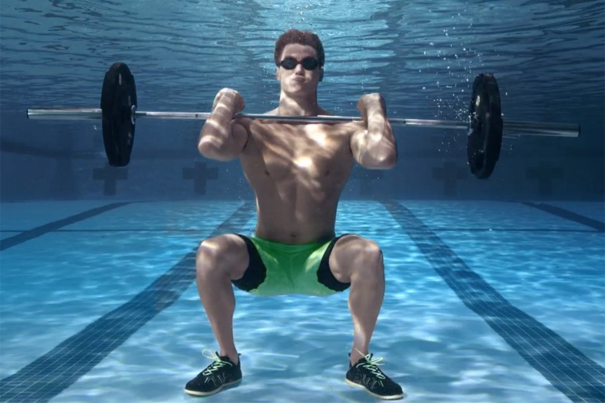 Тренировка в бассейне. Сухое плавание в зале. Зал тренировок для пловцов. Упражнения с резиной для пловцов. Зал тренировок для пловцов.