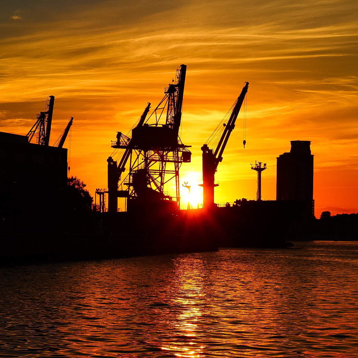 3FootedCat57's tweet photo. Beautiful Baltimore 9.14.16  #3FootedCatMedia #sunset #baltimore #maryland #harbour #sea #ship #canon #photography https://t.co/gVkg2EoS54