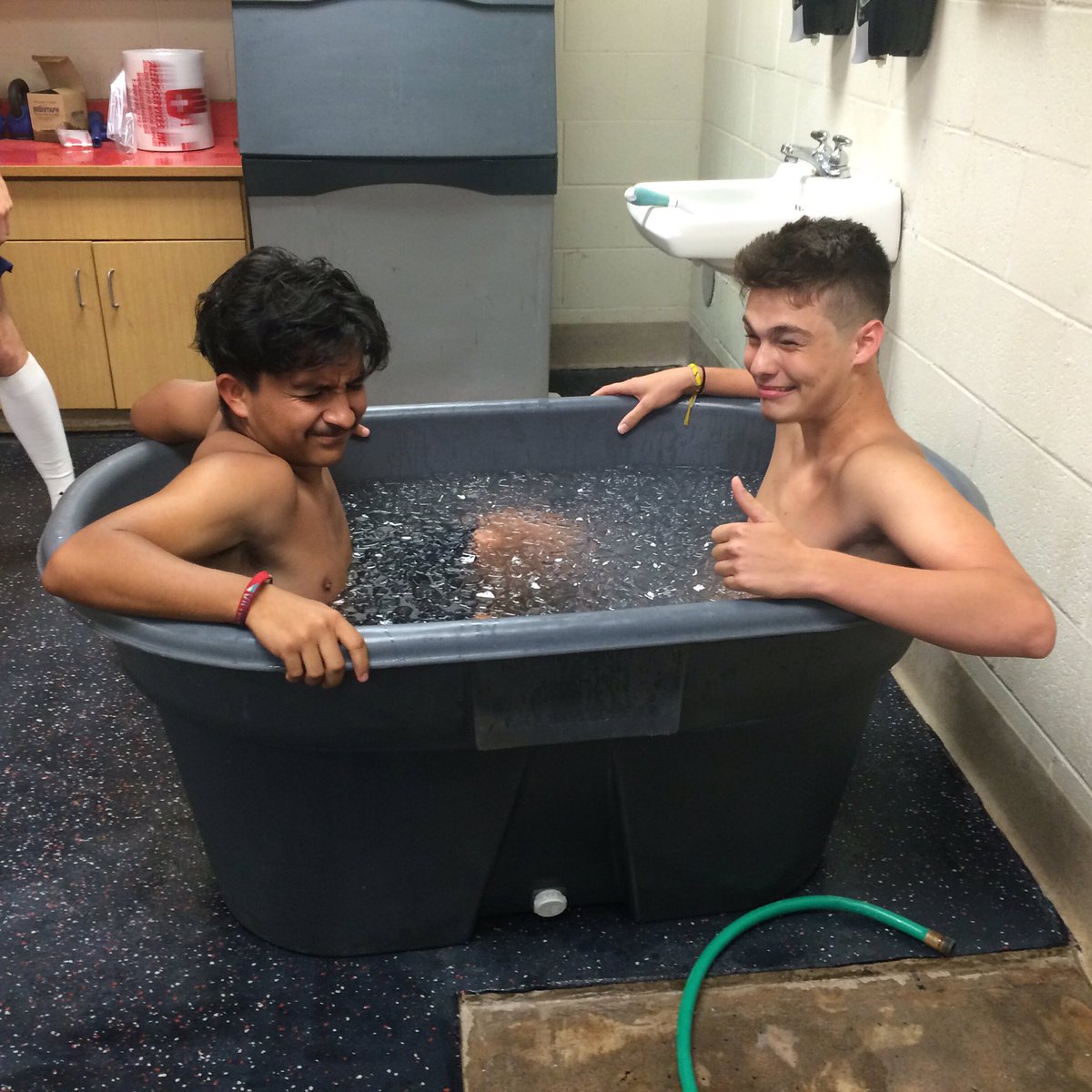DCTrackAndField's tweet photo. #WeAreDCXC #IceBaths π³π
@aimeegolden620 https://t.co/lHfVns38Yg