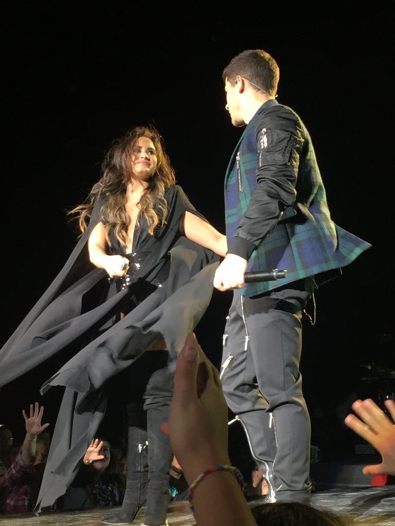 l_ddevl0502's tweet photo. @ddlovato and @nickjonas at #FutureNowAlbuquerque https://t.co/UadpLeXLhe
