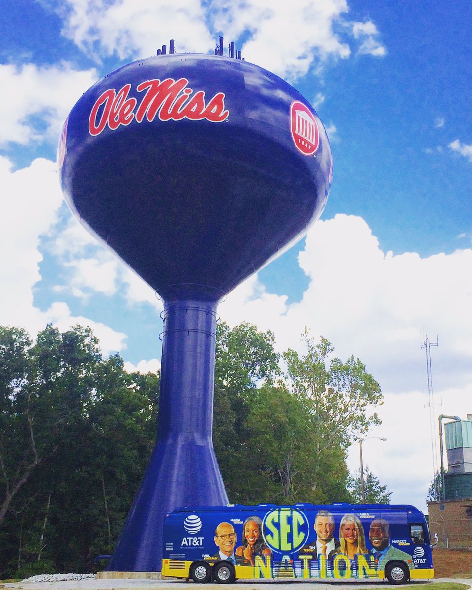 SECNationBus's tweet photo. Drink lots of water 💦, it's a scorcher 🔥 out! #HottyToddy #RollTide #SECNation https://t.co/YvcTmEmF6O