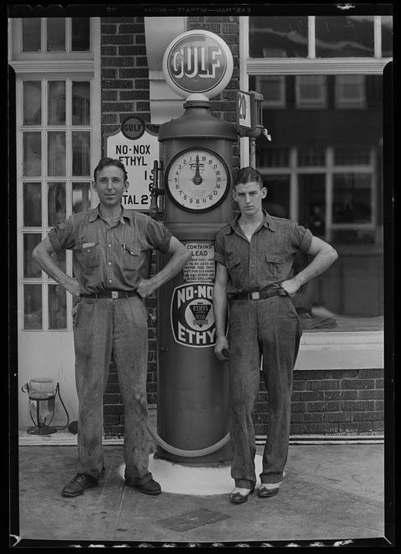 GulfOil's tweet photo. #ThrowbackThursday Gulf station attendants #tbt #gulfgas #goodgulf https://t.co/4M8U3Zp8fU
