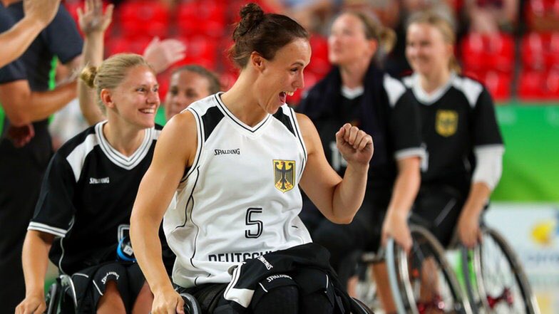2FLAGS1's tweet photo. German Bball-ladies climb to finals! Congrats!! #Paralympics #Rio2016 #armfahnen #armflags #dbb #ParalympicsRio2016 https://t.co/lCAihJbAVx