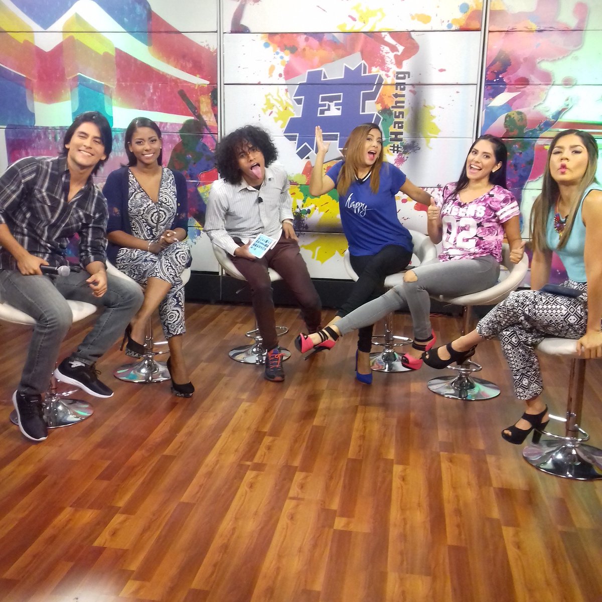 hashtag_itv's tweet photo. Así arrancamos este programa de jueves que parece viernes 🎉💕 https://t.co/ktszk3fiha