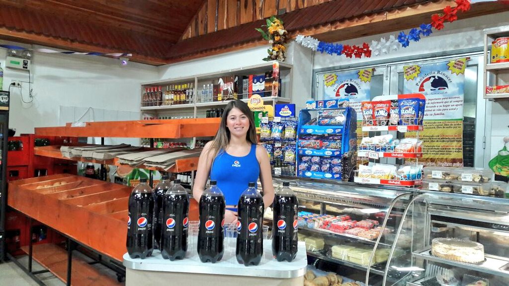 PanRenacer's tweet photo. Partiendo el #chilenazo en nuestro local.
@ccu_cl #pepsi listo. #pf instalandose. #tikitikiti. https://t.co/fRBBYItPcD