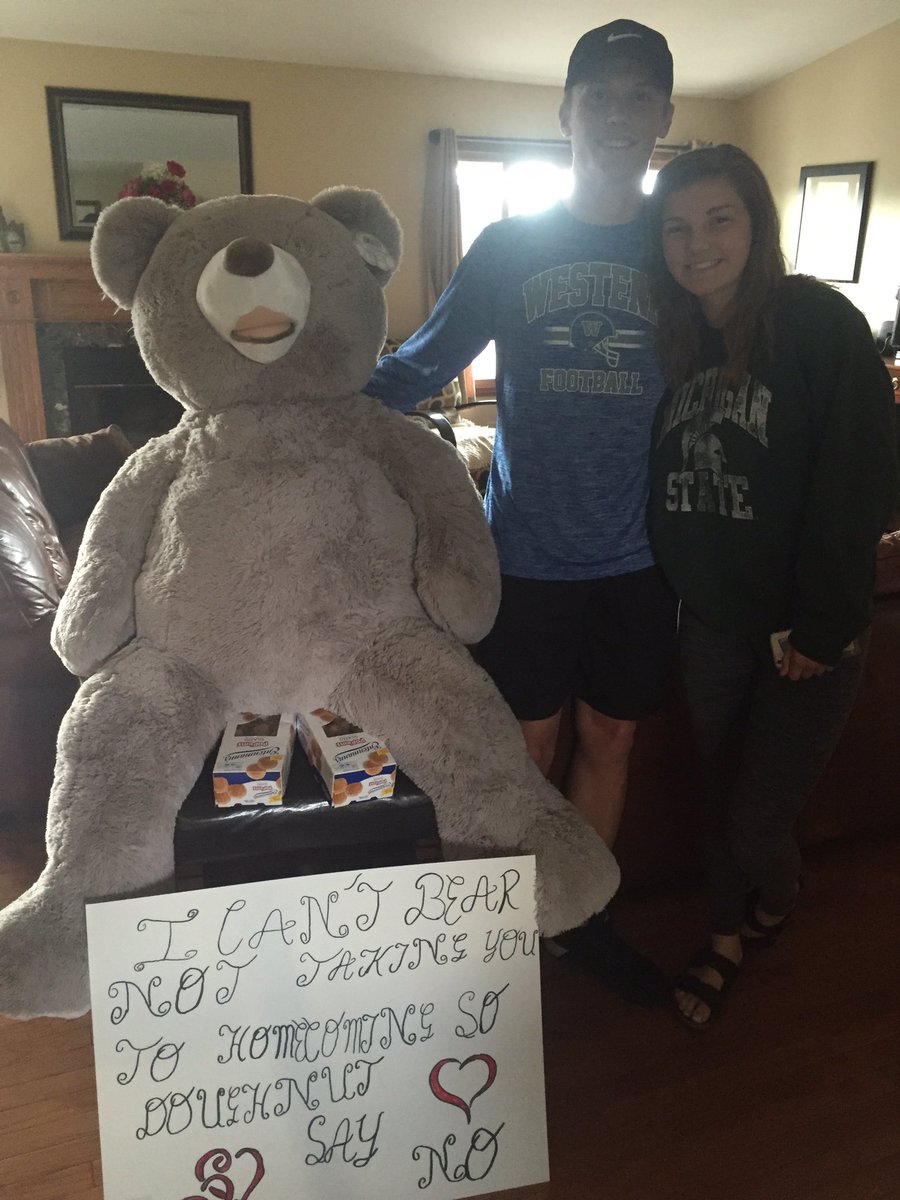 lmangin14's tweet photo. hoco!!!💓🐻🍩 https://t.co/NWHDVgjwP8