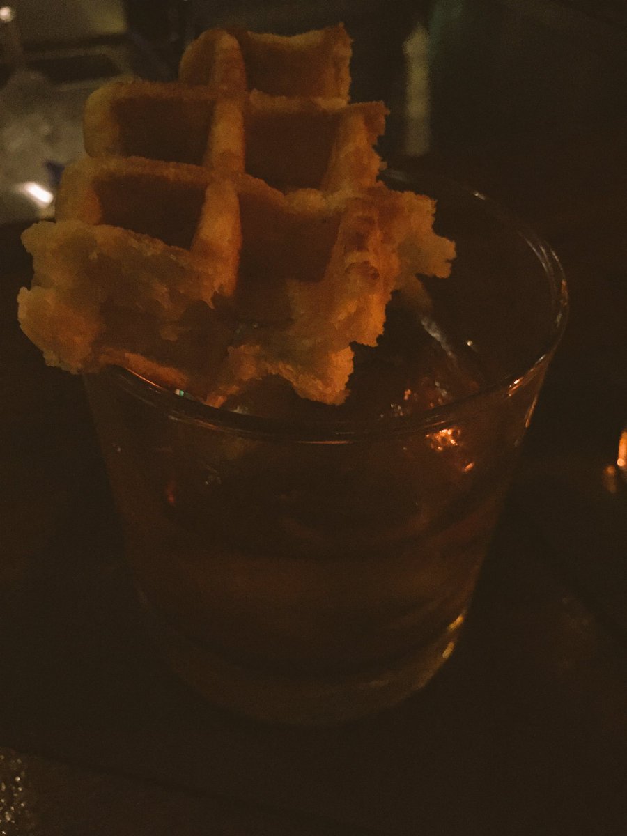 TheContentLife_'s tweet photo. #BaconMaple #Oldfashioneds @santachupitos 😘 cheers guys! Starving for this waffle @barmanprobs https://t.co/NdcfdKuSmi
