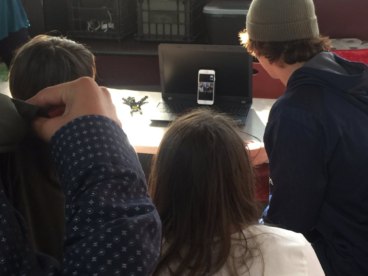 kalebrashad's tweet photo. Ss practice conversational Spanish with "video pen pals" from Chile #deeperlearning via @SofiaTannenhaus #globaled https://t.co/869R8BuqHV