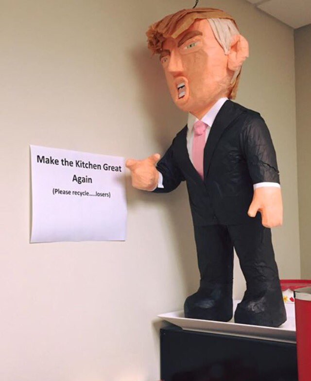 zayChiC's tweet photo. @realDonaldTrump thank you for making the office green again #MakeAmericaGreatAgain #Trump2016 https://t.co/Z0Qc4UBGXm