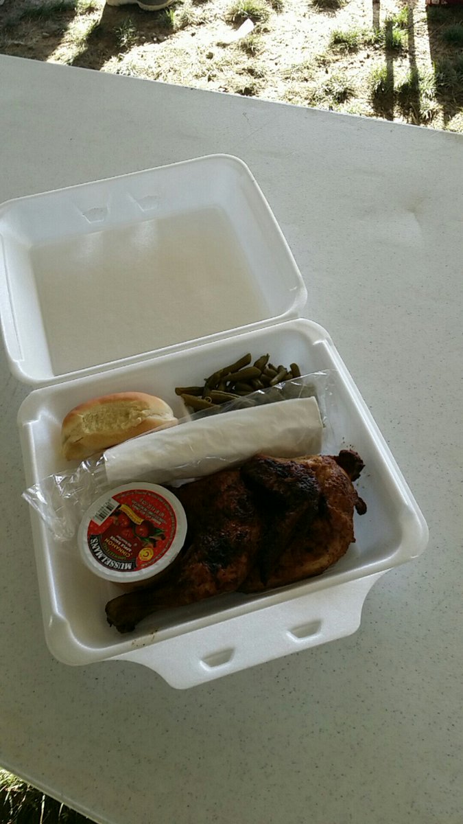 UNOH_edu's tweet photo. FREE half-chicken dinners available now at the tent by the stage! #WelcomeWeek2016 https://t.co/65zhzeeX78