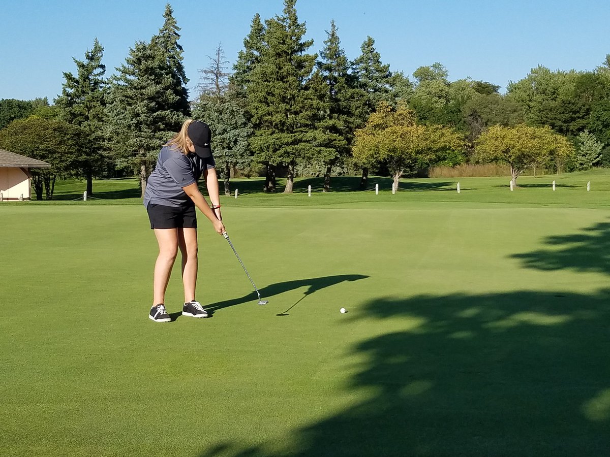 AndrewGirlsGolf's tweet image. Morgan Kozar drains the long put on the par3 3rd hole. #1put #nopeak