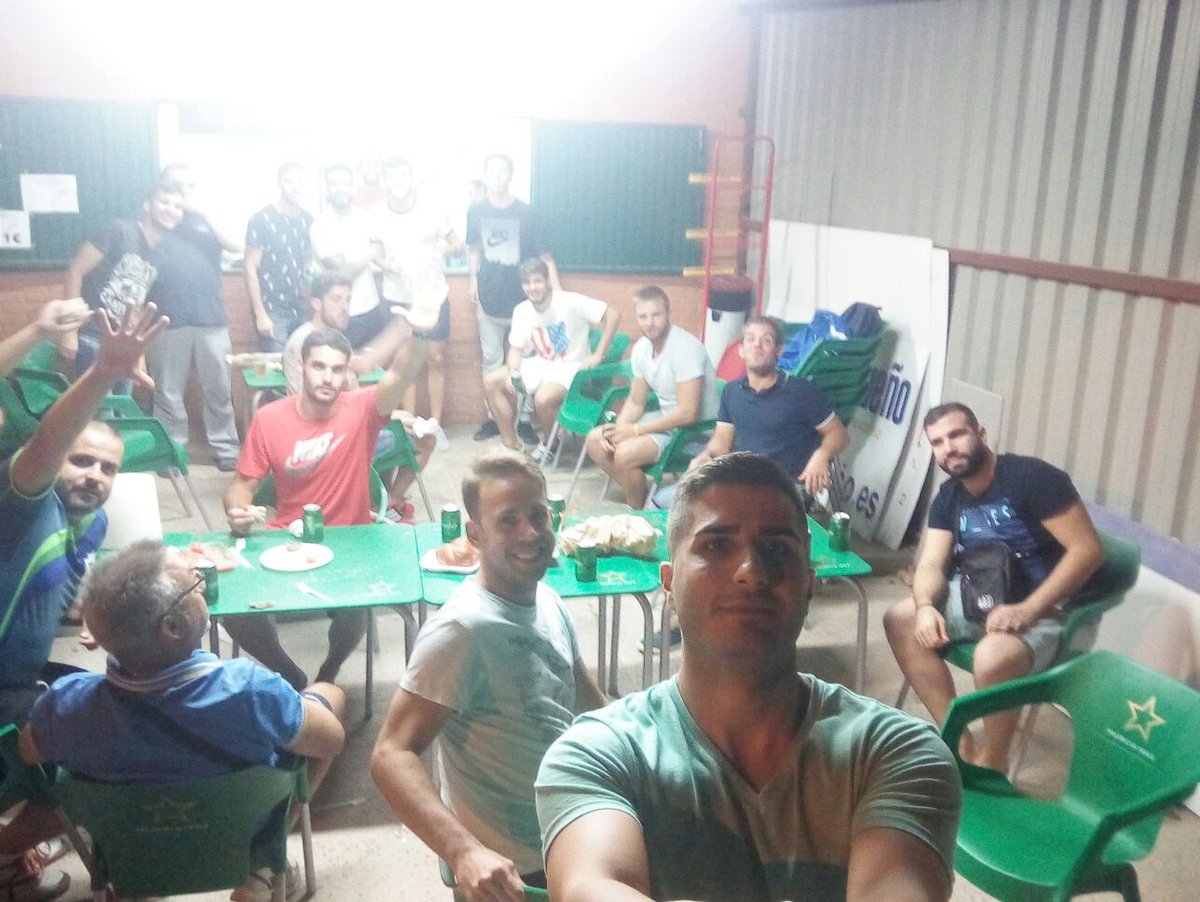 cdesparragal's tweet photo. Despidiendo a @Juanjo1Serrano #CulopaSeCasa https://t.co/ujJ3tdzBs0