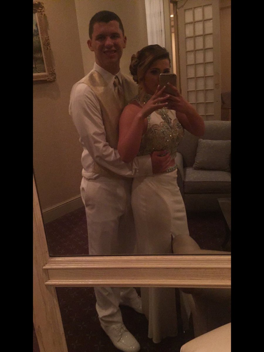 Philliesupdate_'s tweet photo. @officialmaddy15 missing my best friend a lot 😭❤️ I haven't seen you in forever:( #ThrowbackToProm https://t.co/eYRyLhyTb2