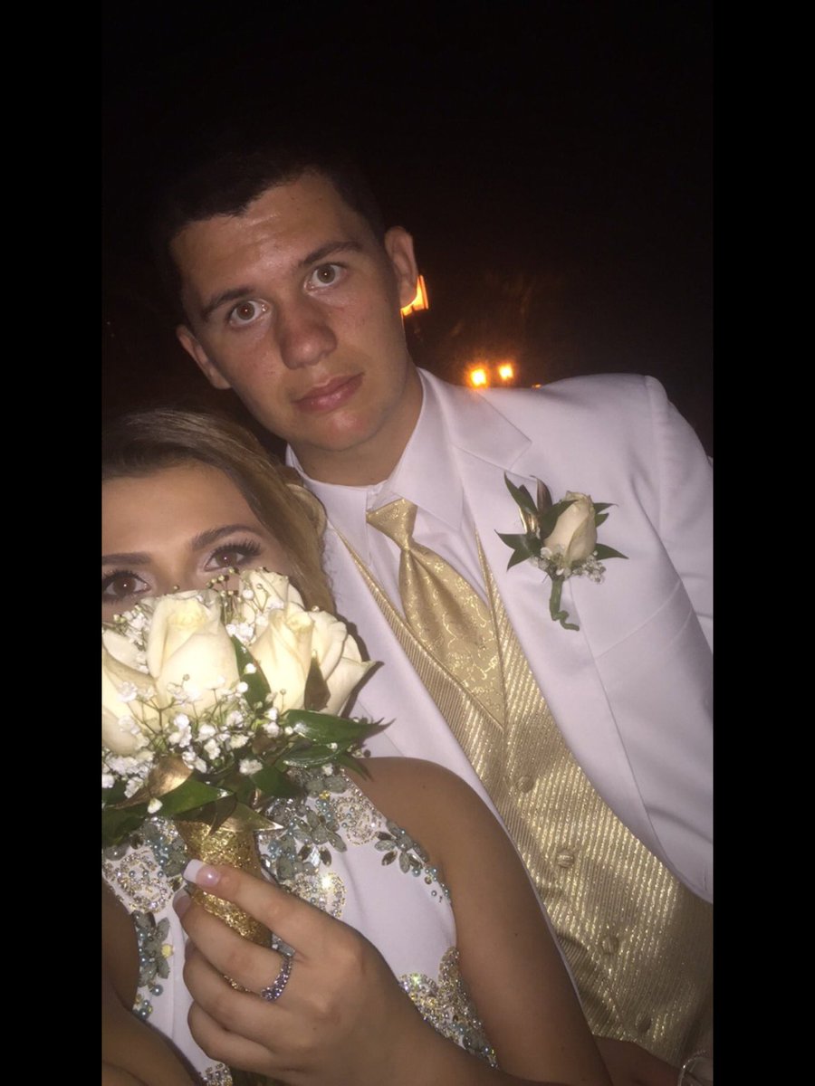 Philliesupdate_'s tweet photo. @officialmaddy15 missing my best friend a lot 😭❤️ I haven't seen you in forever:( #ThrowbackToProm https://t.co/eYRyLhyTb2