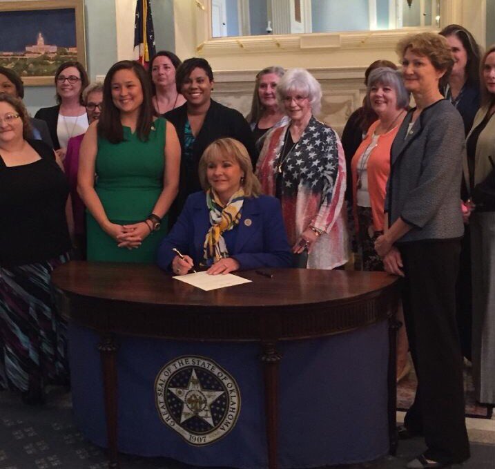 CyndiMunsonOK's tweet photo. Celebrating the passage of #SB1369 at Gov. Fallin's Bill Signing Ceremony. Loved working with @KayFloydOK. https://t.co/0zlQZMhqTZ