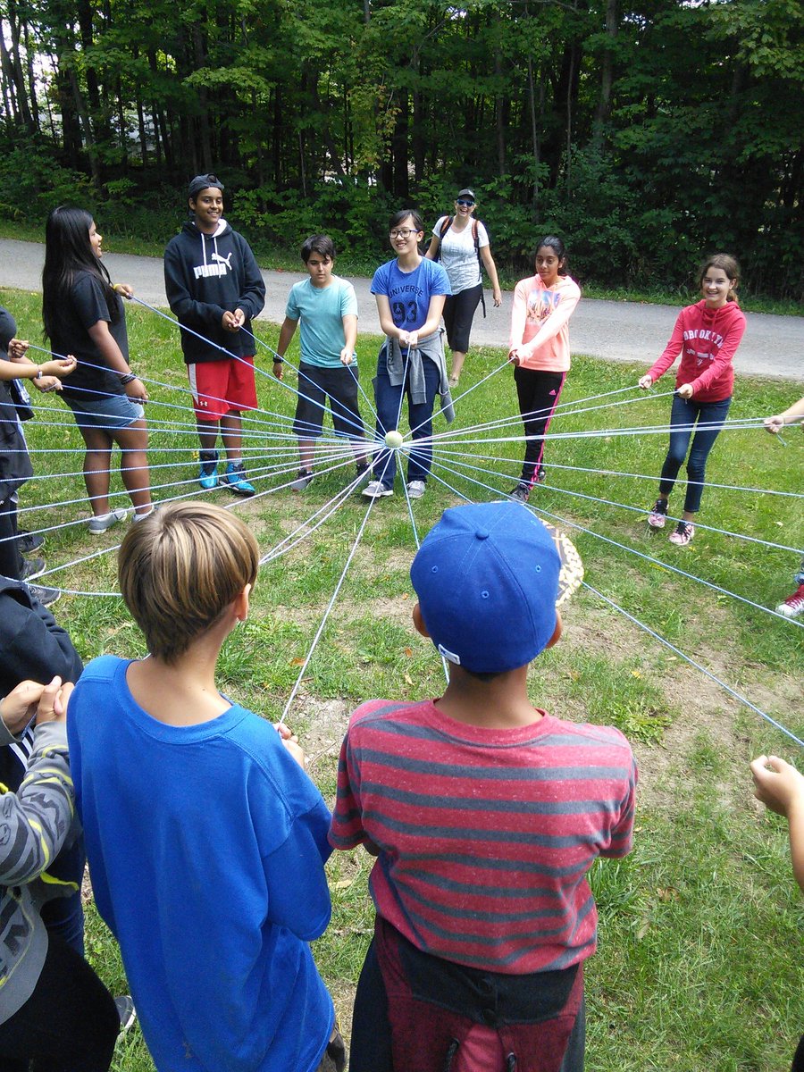 Teamwork 👫 balances ⚖ &amp; moves ⚾ Estimate🤔 diameter &amp; circumference of the 🔵 #EngageMath @hillsidehornet <a href="/PeelSchools/">Peel District School Board</a>