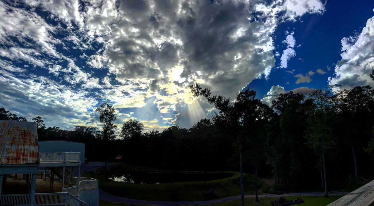 VillageStudioLa's tweet photo. The way the light is breaking through the #clouds is #beautiful tonight #VillageStudios #film #sky #Thursday https://t.co/GcHBF2yimw