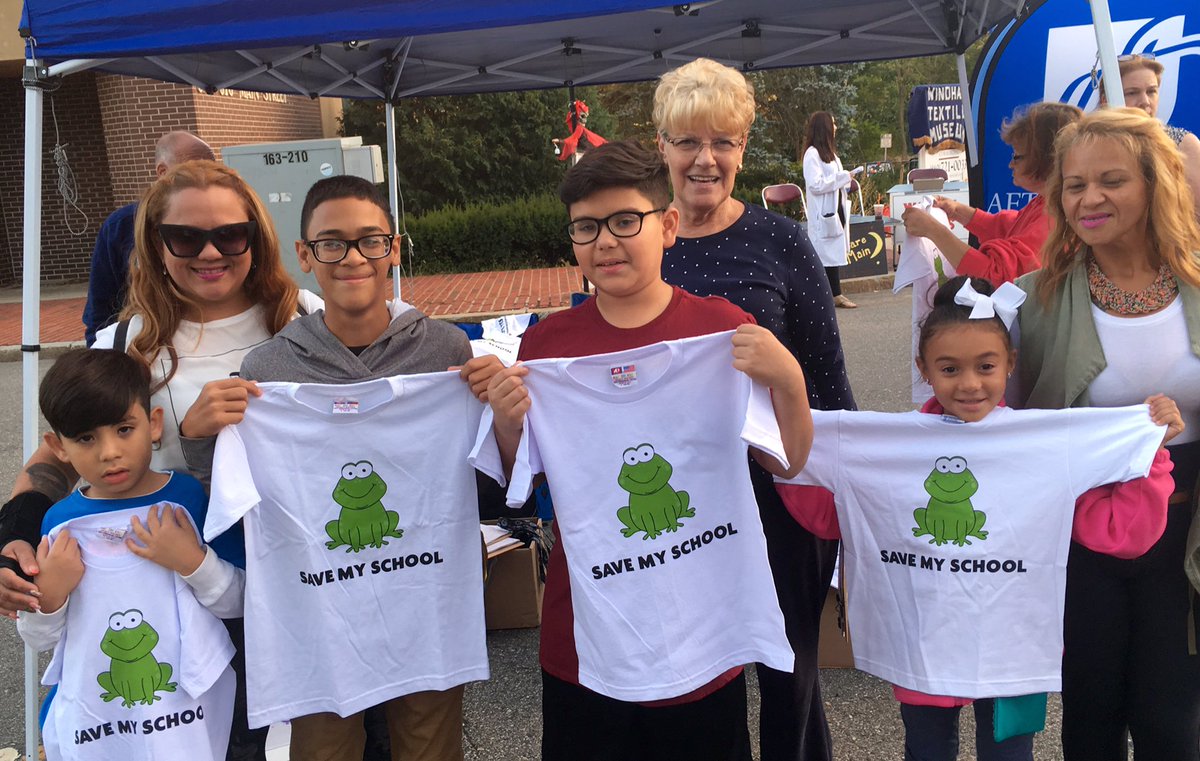 AFTCT's tweet photo. #PublicEd professional in #WindhamUnited w/parents, students committed to "Save Our @WindhamSchools." #OneWindham https://t.co/3DXaYlLL2K