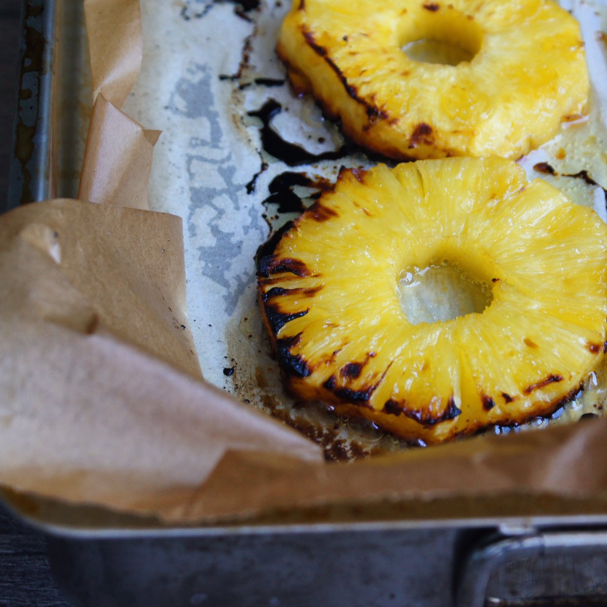 MyKitchenDirt's tweet photo. My kinda heaven🤗 #honeyglazed #grilled #pineapple🍍 #healthyeating #glutenfree #fruitoftheday #justaddcream 👌 https://t.co/sdVUAhlFXd