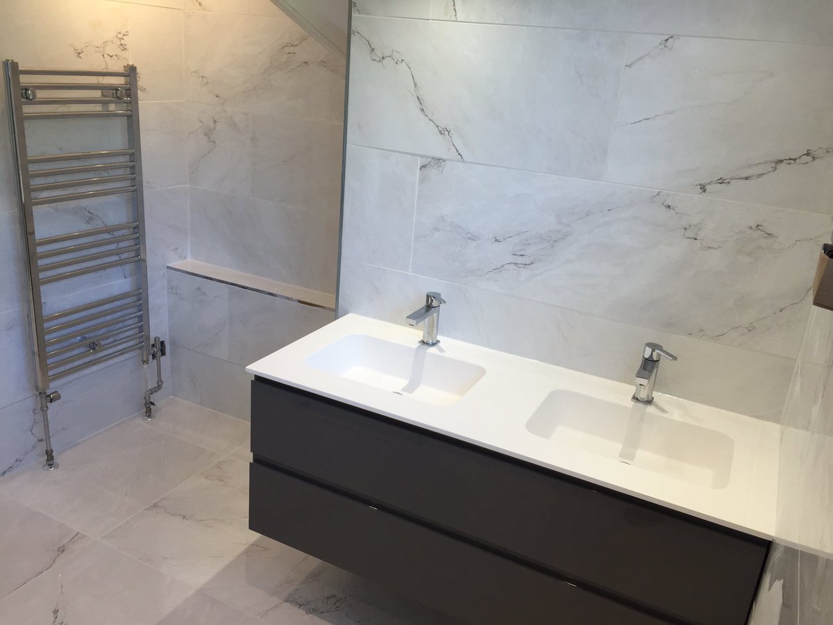 HeatingSinclair's tweet photo. Bathroom suite complete in #Surrey Ufh,tiling,plumbing great work from @dan_monkman &amp; 1 very happy customer 👌 https://t.co/C6oMjsRQq6