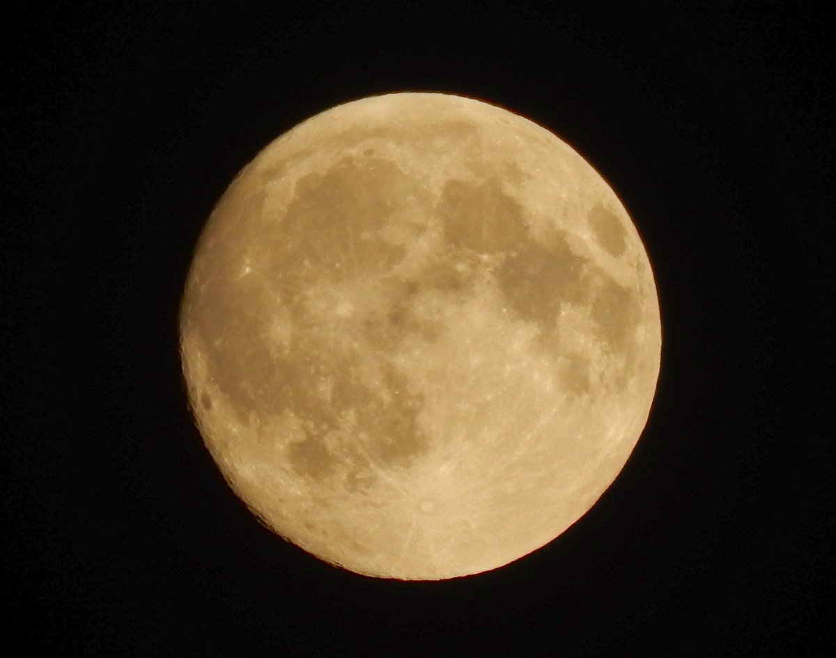 ImNorb's tweet photo. The #moon from the corridor. #Nikon #Coolpix #L830 https://t.co/sIaZGAuIrz