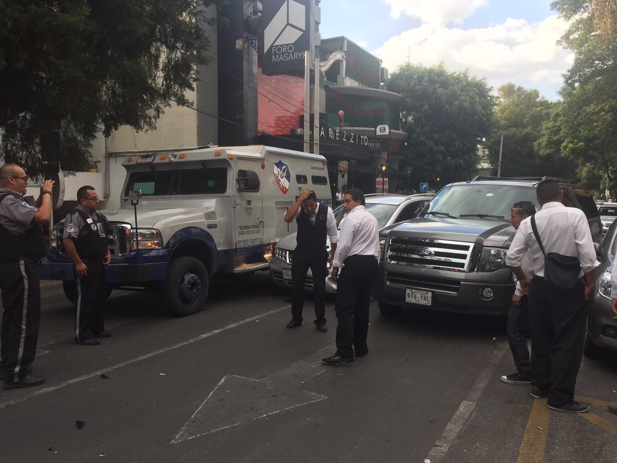 alpeca's tweet photo. Fuerte accidente #ValetParking a toda velocidad impacta camioneta d valores esq. A France &amp; Masaryk @UCS_CDMX https://t.co/V6QIo0qVFO