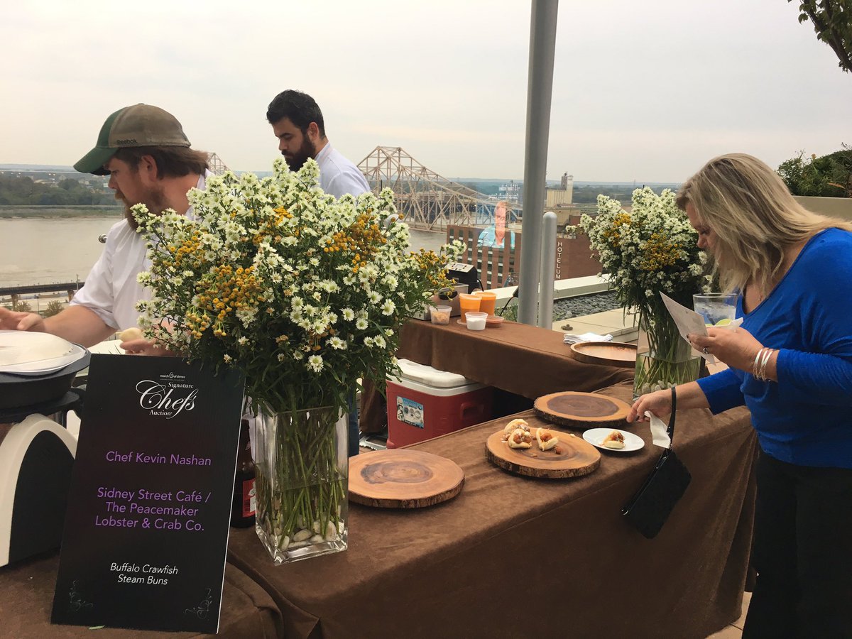 MarchofDimesMO1's tweet photo. @LouRook @AnnieGunnsStl @knashan @PeacemakerSTL @sidneystcafe Kicking off #MODSTLCHef with Arch views https://t.co/JCsf081Uis