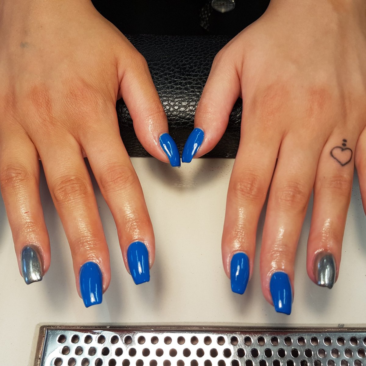 mk_nails's tweet photo. Gel polish with chrome on 2 fingers. https://t.co/PhkkohrpH6