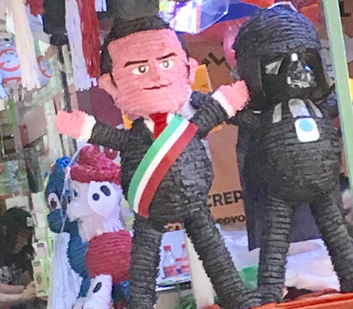 korno's tweet photo. En esta foto podemos apreciar al emblemático villano guiado por el lado oscuro. Junto a él, está Darth Vader. https://t.co/0c3LHvPoLd