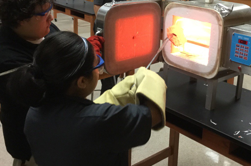 Matscigirl5's tweet photo. Materials Science 2 pulling raku. First pull of the year and these students did a great job! They were hot! https://t.co/9KkeiEx5bl