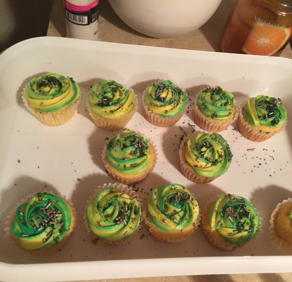 whitewolfcth's tweet photo. #SoundsGoodFeelsGood inspired cupcakes for @5SOS #AppreciateSGFG so proud of how far you boys have come :) xx https://t.co/tPoAZAyylV