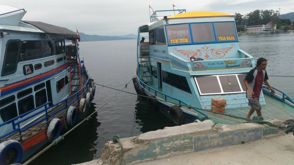 SriwijayaMagz's tweet photo. Siap menyeberang ke P.Samosir menggunakan kapal Tuktuk. Jangan lupa mampir membeli kacang sihobuk di dermaga https://t.co/Qa2PSMtYXY