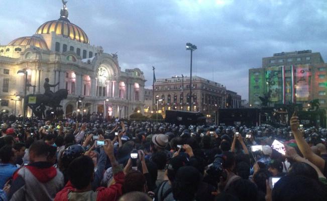 El_Universal_Mx's tweet photo. #RenunciaYa Policía capitalina frena marcha contra EPN https://t.co/1bFdYcg1En https://t.co/YGHZseDKCW