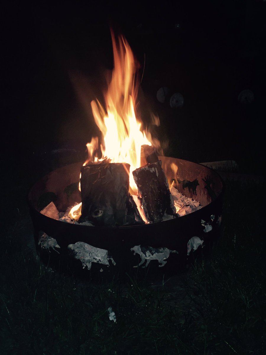 TigerFanCutie17's tweet image. Bonfire weather in Michigan! #countrymusic @ericchurch @JasonAldeanFC #fallnight #underthestars @pandora_radio #fire
